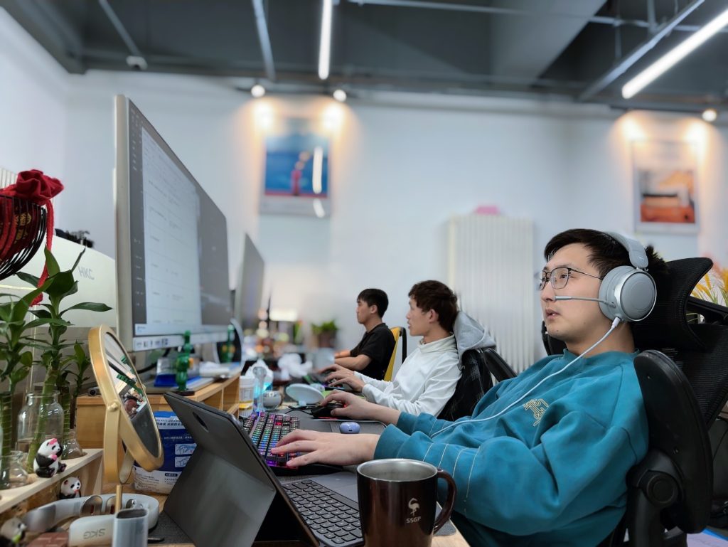 当消费遇上AI｜短剧成本直降90%、演员永不“塌房”却难逃表情呆板插图4
